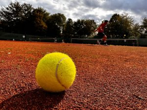 Tennisball auf Platz
